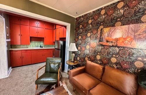 Russell Apartment | Bigfoot Hunters Haven-1bed1bath-deck-russell Ks
