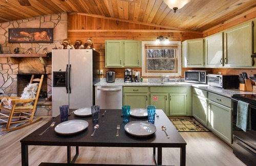 Gatlinburg - Pigeon Forge Cabin | Bigfoot Themed Cabin | Views | Hot Tub | Games