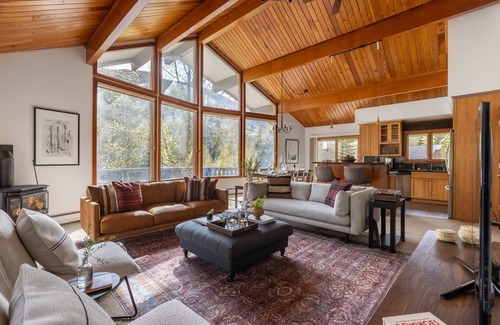 Vail Cabin | Bighorn by AvantStay | Spacious Ski Cabin w/Sprawling Porch, Views & Hot Tub!