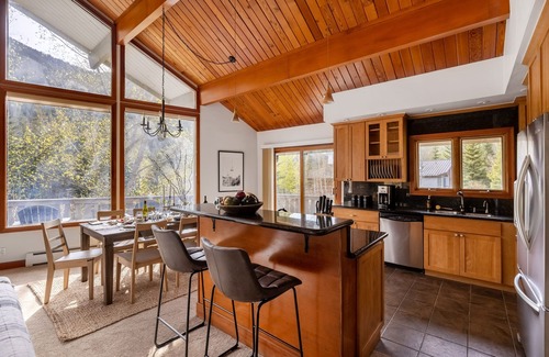 Vail Cabin | Bighorn by AvantStay | Spacious Ski Cabin w/Sprawling Porch, Views & Hot Tub!