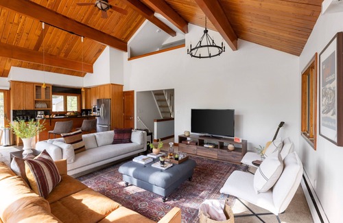 Vail Cabin | Bighorn by AvantStay | Spacious Ski Cabin w/Sprawling Porch, Views & Hot Tub!