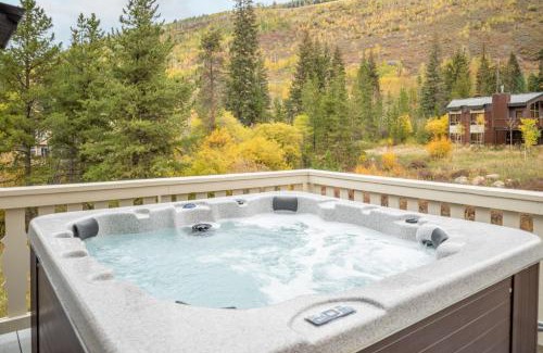 Vail House | Bighorn by AvantStay Spacious Ski Cabin w Sprawling Porch Views Hot Tub