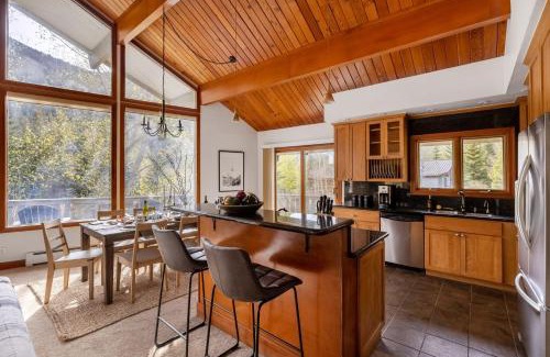 Vail House | Bighorn by AvantStay Spacious Ski Cabin w Sprawling Porch Views Hot Tub