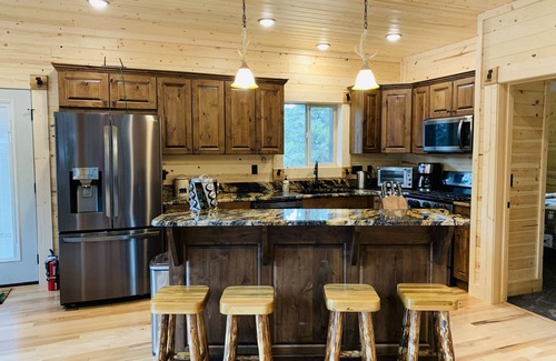 Island Park Cabin | Bighorn Lodge-10 minutes to YNP+Hot tub+Wifi+AC