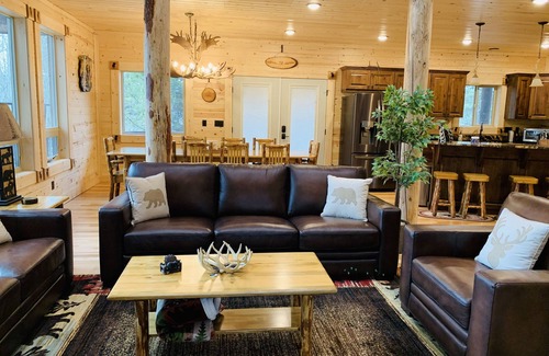 Island Park Cabin | Bighorn Lodge-10 minutes to YNP+Hot tub+Wifi+AC