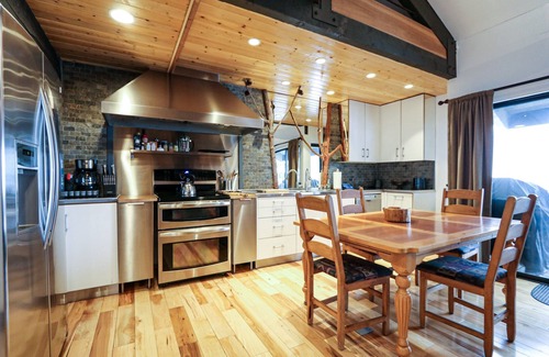 Majestic Pines Condo | Bigwood 80 Remodeled, Private Washer Dryer, Close to Eagle Lodge by RedAwning