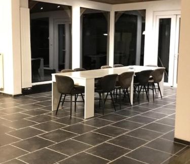 Neeroeteren House | Bij de lindeboom