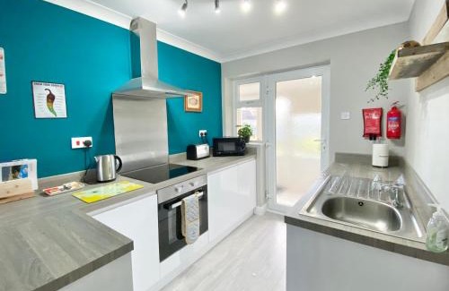Driffield House | Bijou Abode- bungalow- free private parking and secure cabin