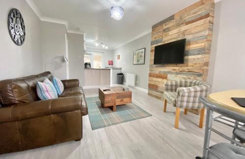 Driffield House | Bijou Abode- bungalow- free private parking and secure cabin