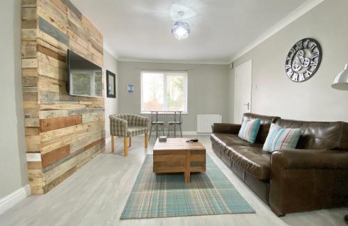 Driffield House | Bijou Abode- bungalow- free private parking and secure cabin