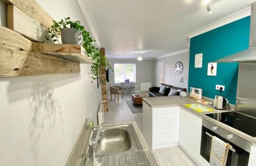 Driffield House | Bijou Abode- bungalow- free private parking and secure cabin