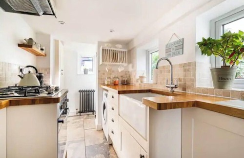 Deal House | Bijou Cottage (Close to beach, train station & town)