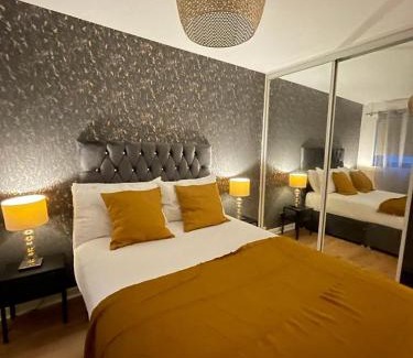 City Centre Glasgow Apartment | Bijou Merchant City Apartment with Parking (Albion 1)