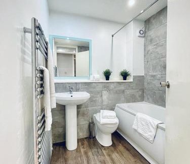 City Centre Glasgow Apartment | Bijou Merchant City Apartment with Parking (Albion 1)