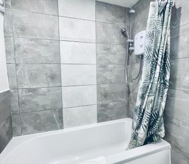 City Centre Glasgow Apartment | Bijou Merchant City Apartment with Parking (Albion 1)