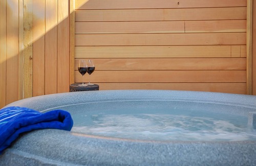 Fredericksburg Apartment | Bijou Suite Jeannine | 1/1 Condo | Private Hot Tub
