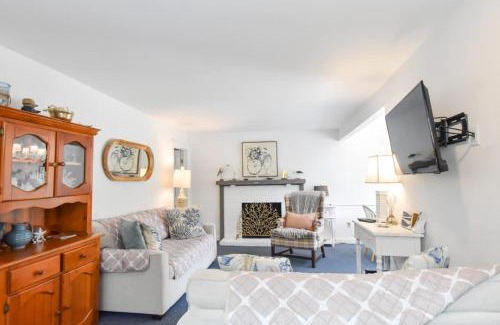 East Orleans House | Bike to Nauset Beach or Walk to Mill Pond