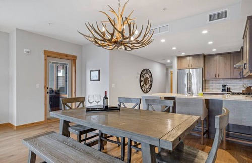Canmore Apartment | Bikes and Views Perfect Mountain Retreat