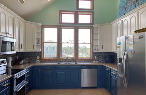 Ocracoke House | Bikini Bottom: Pool, hot tub, spacious and professionally decorated.