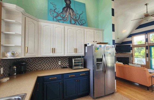 Ocracoke House | Bikini Bottom: Pool, hot tub, spacious and professionally decorated.
