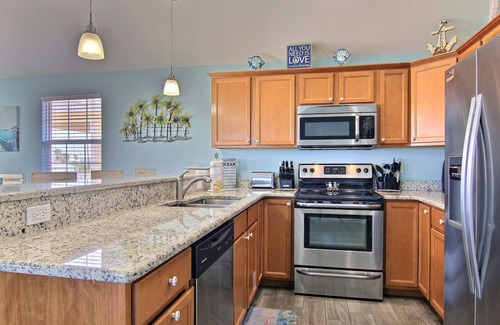 Port Aransas House | Bikini's and Martini's | Pool + Close to Beach