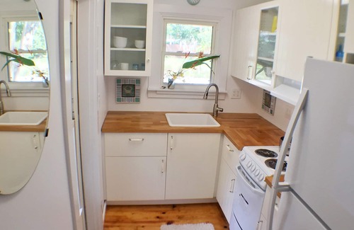 Longbeach Village Cottage | Bikini Top Cottage in the historic village of Longboat Key