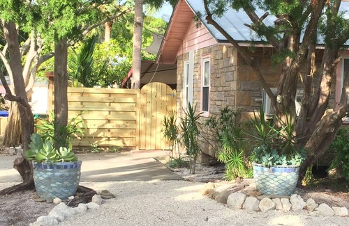 Longbeach Village Cottage | Bikini Top Cottage in the historic village of Longboat Key