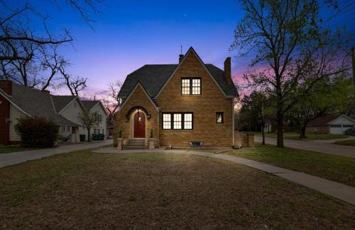 Sleepy Hollow House | Bilbos Cottage 3 bed 2 and a half bath home in College Hill