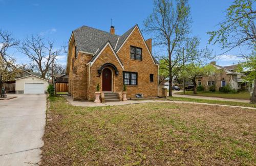 Sleepy Hollow House | Bilbos Cottage 3 bed 2 and a half bath home in College Hill