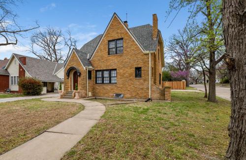 Sleepy Hollow House | Bilbos Cottage 3 bed 2 and a half bath home in College Hill