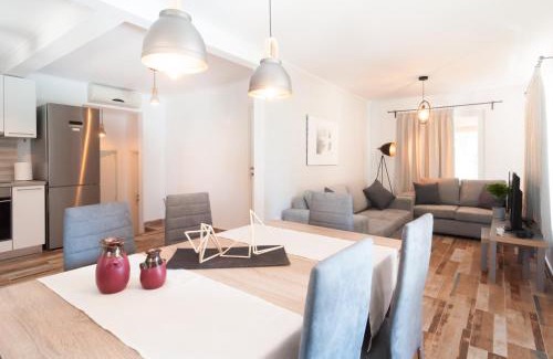 Aristotelis House | Bill & Eva's precious jewel