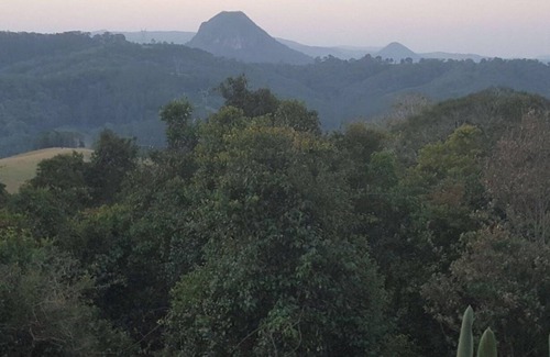 Black Mountain House | BILLABONG Noosa Hinterland Holiday House