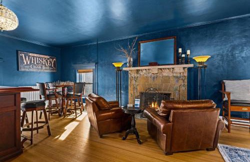 Endion Hotel | Billiards Suite 1100sqft Lounge Inspired Luxury