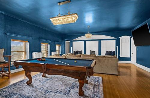 Endion Hotel | Billiards Suite 1100sqft Lounge Inspired Luxury