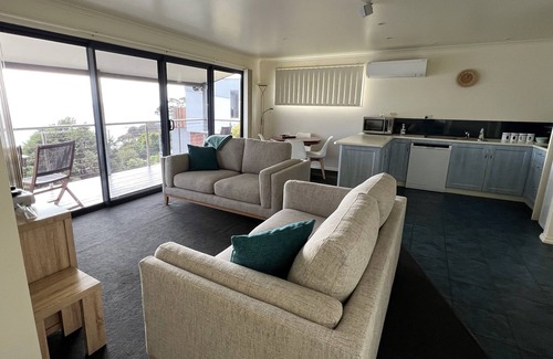 Binalong Bay House | BINALONG BAY COTTAGE 2 bedrooms, 2 bathrooms, amazing views of Binalong Bay