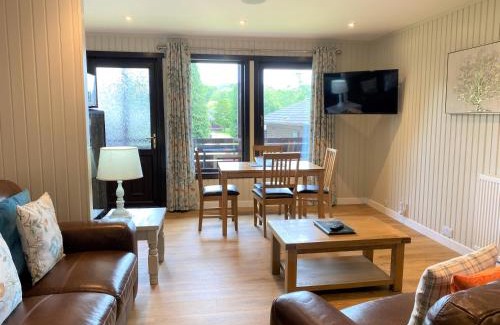 Newton Stewart Ski Chalet | Birch Lodge 17 with Hot Tub