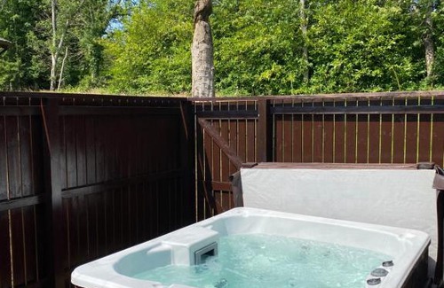 Newton Stewart Ski Chalet | Birch Lodge 21 with Hot Tub