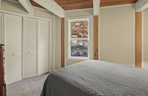 Beech Mountain House | Birchwood Ski Retreat - Sleeps 12! Close to Slopes with Mountain Views!