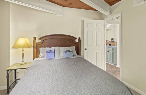 Beech Mountain House | Birchwood Ski Retreat - Sleeps 12! Close to Slopes with Mountain Views!