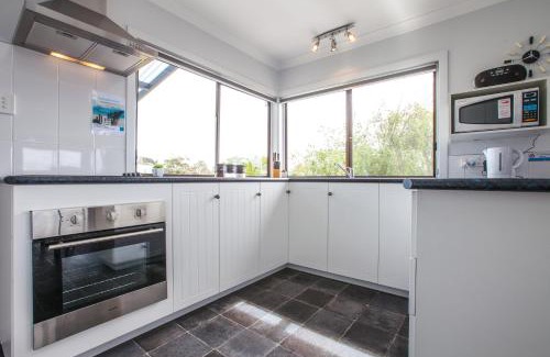 Bridport House | Bircoo Cottage Beach and Golf Getaway