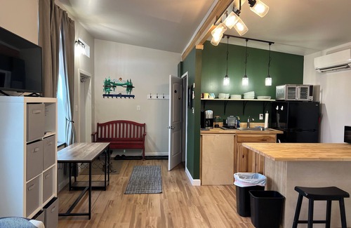 Nikolaevsk Cottage | Bird and Beach Guesthouse- beachfront studio cottage in Old Town Homer
