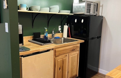 Nikolaevsk Cottage | Bird and Beach Guesthouse- beachfront studio cottage in Old Town Homer