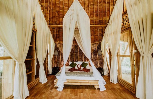 Sidemen Cabin | Bird Hills Bamboo House