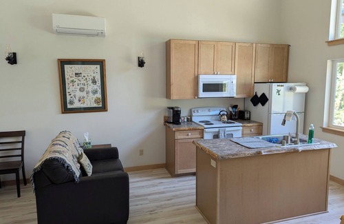 Packwood Apartment | Bird House: Cozy duplex studio apartment with AC, WiFi in peaceful Packwood.