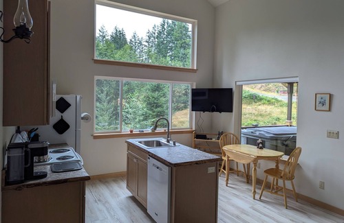 Packwood Apartment | Bird House: Cozy duplex studio apartment with AC, WiFi in peaceful Packwood.