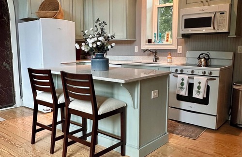 Franklin Cottage | Bird Song Guest House - Luxury Retreat in a pastoral setting - Franklin, TN