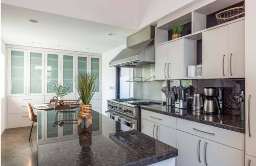 Mid-Wilshire House | Bird Street Home minutes away from Sunset Strip
