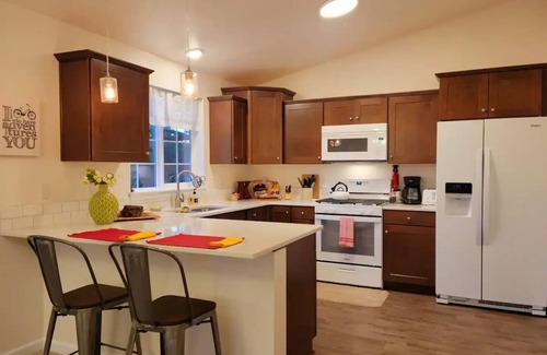 Redmond House | Birdsnest Rest Downtown Redmond Or. Walk to restaurants, breweries and shopping!