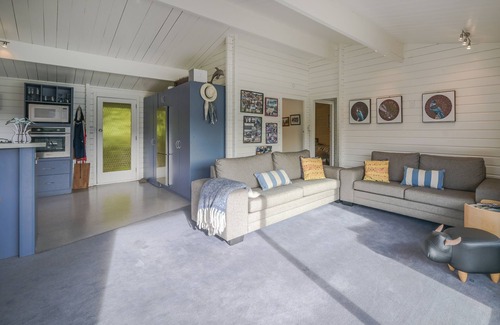 Akaroa House | Birdsong Bliss - Takamatua Holiday Home