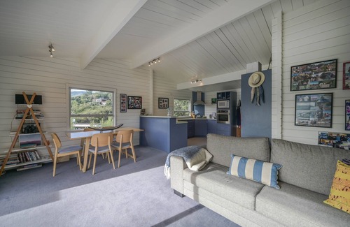Akaroa House | Birdsong Bliss - Takamatua Holiday Home